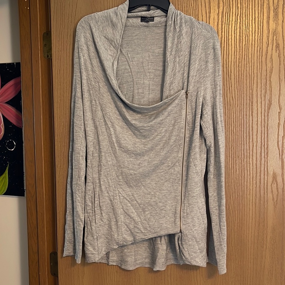 5 for $25 🙌 Gray Asymmetrical Zip Cardigan